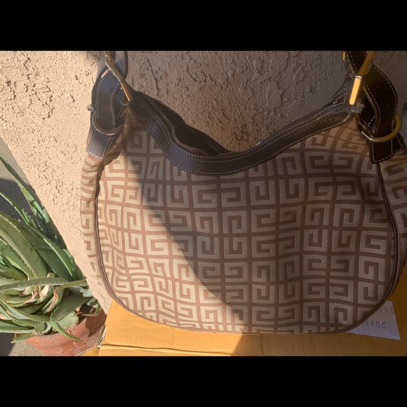 Givenchy - Picture 8 of 8